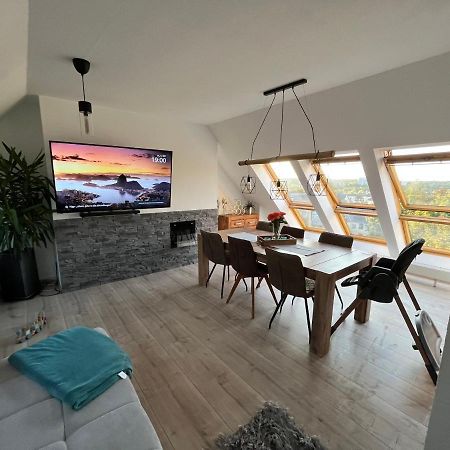 105 Qm Neues Klimatisiertes Appartment Fuer Familien Privater Parkplatz شيمنيتز المظهر الخارجي الصورة